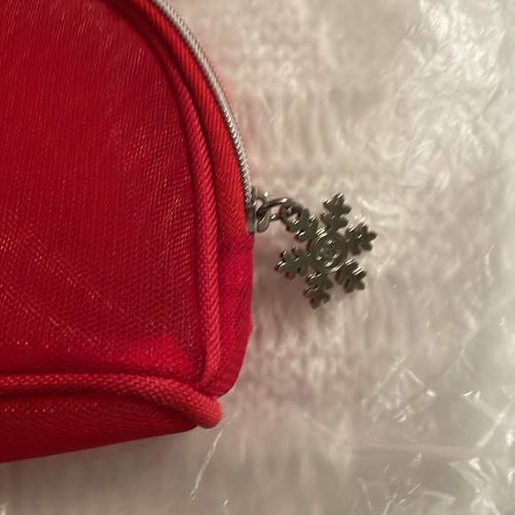 New Chanel beauty 2 mesh cosmetic pouches CC snowflake zipper pulls - Picture 2 of 7